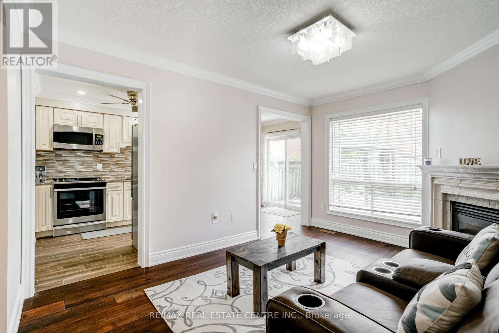 18 Richwood Crescent, Brampton, Ontario  L6X 4K9 - Photo 8 - W12399789