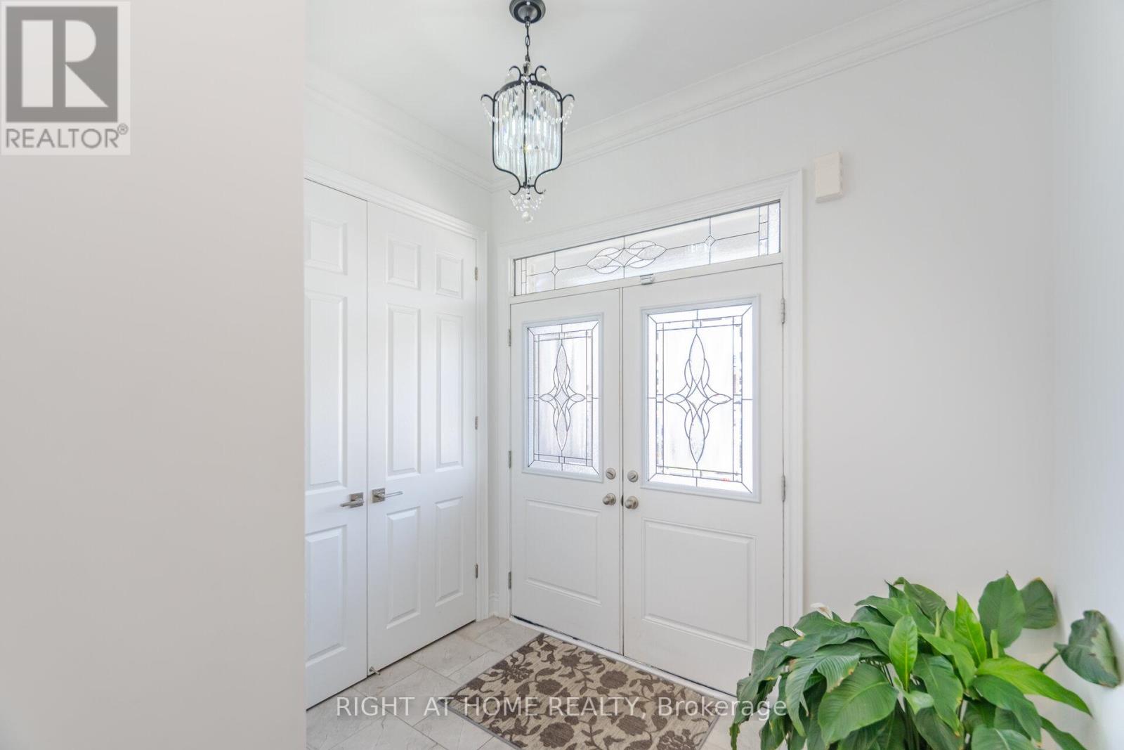 453 Boyd Lane, Milton, Ontario  L9E 1X2 - Photo 3 - W12399801