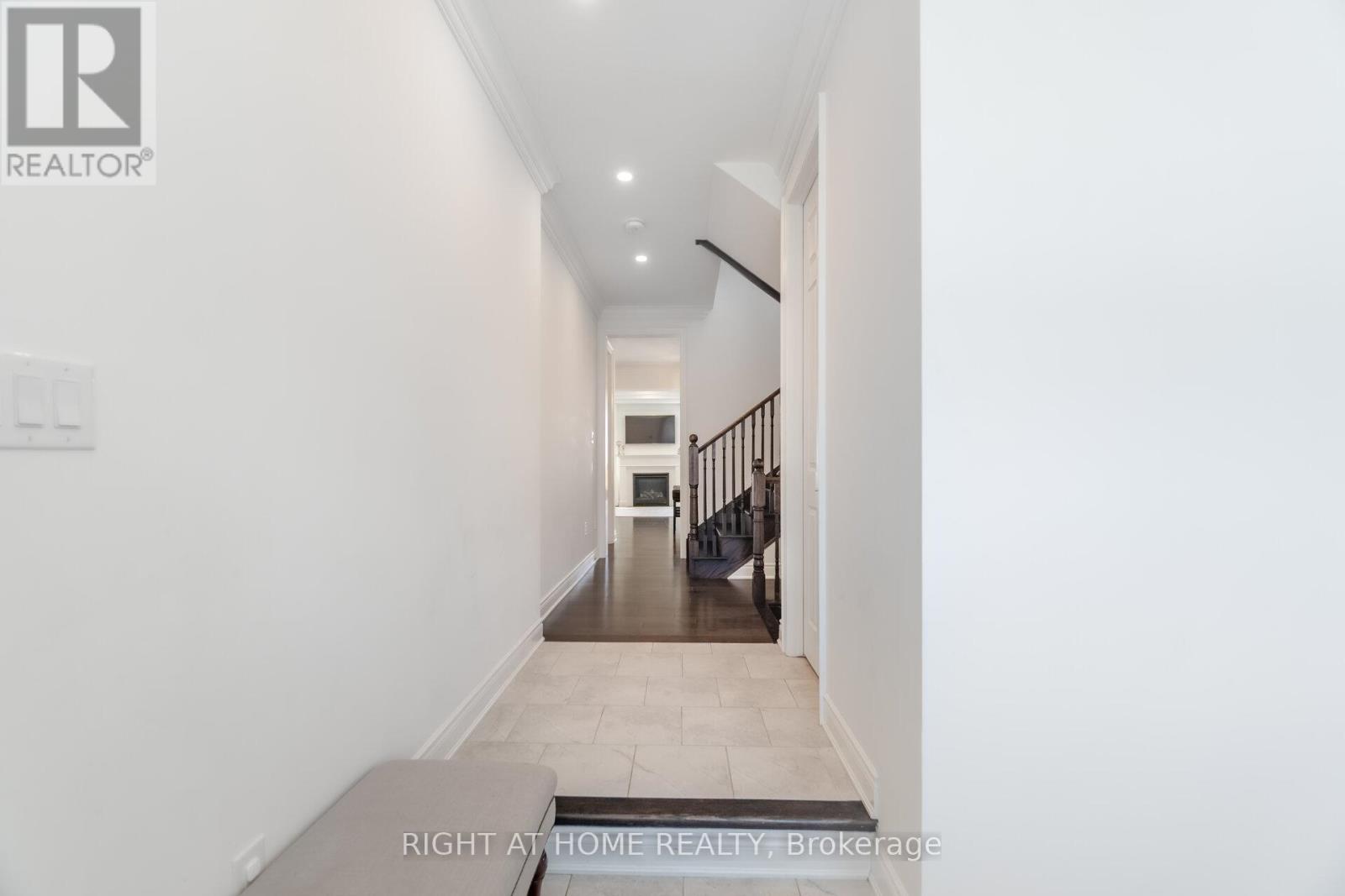 453 Boyd Lane, Milton, Ontario  L9E 1X2 - Photo 5 - W12399801
