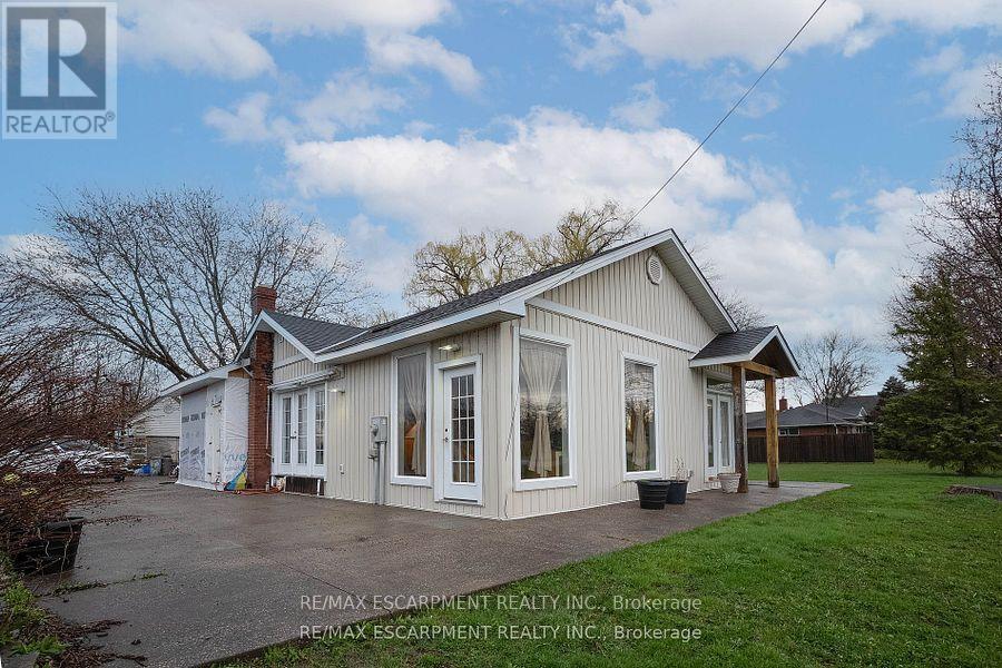 1093 Sunset Drive, Fort Erie, Ontario  L2A 5M4 - Photo 2 - X12399729
