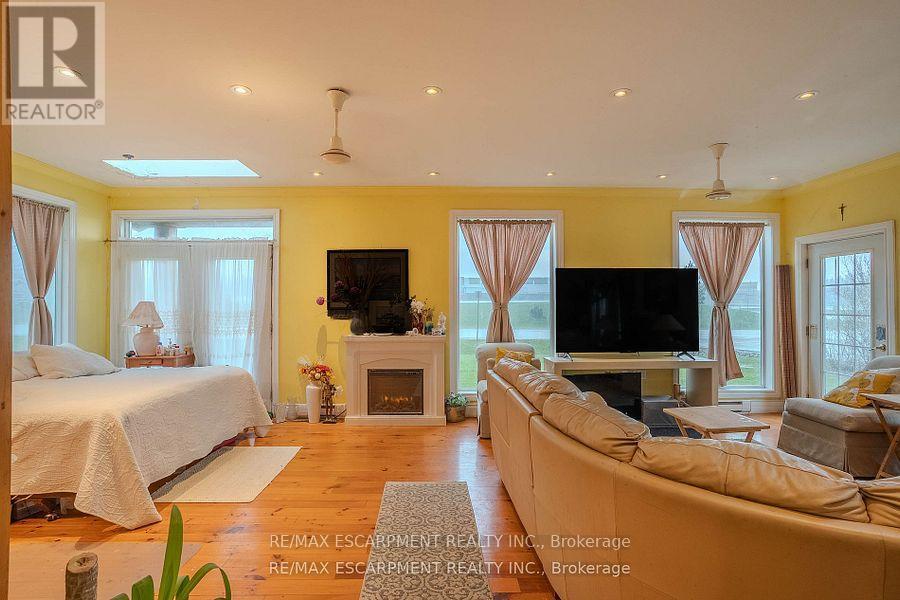 1093 Sunset Drive, Fort Erie, Ontario  L2A 5M4 - Photo 6 - X12399729