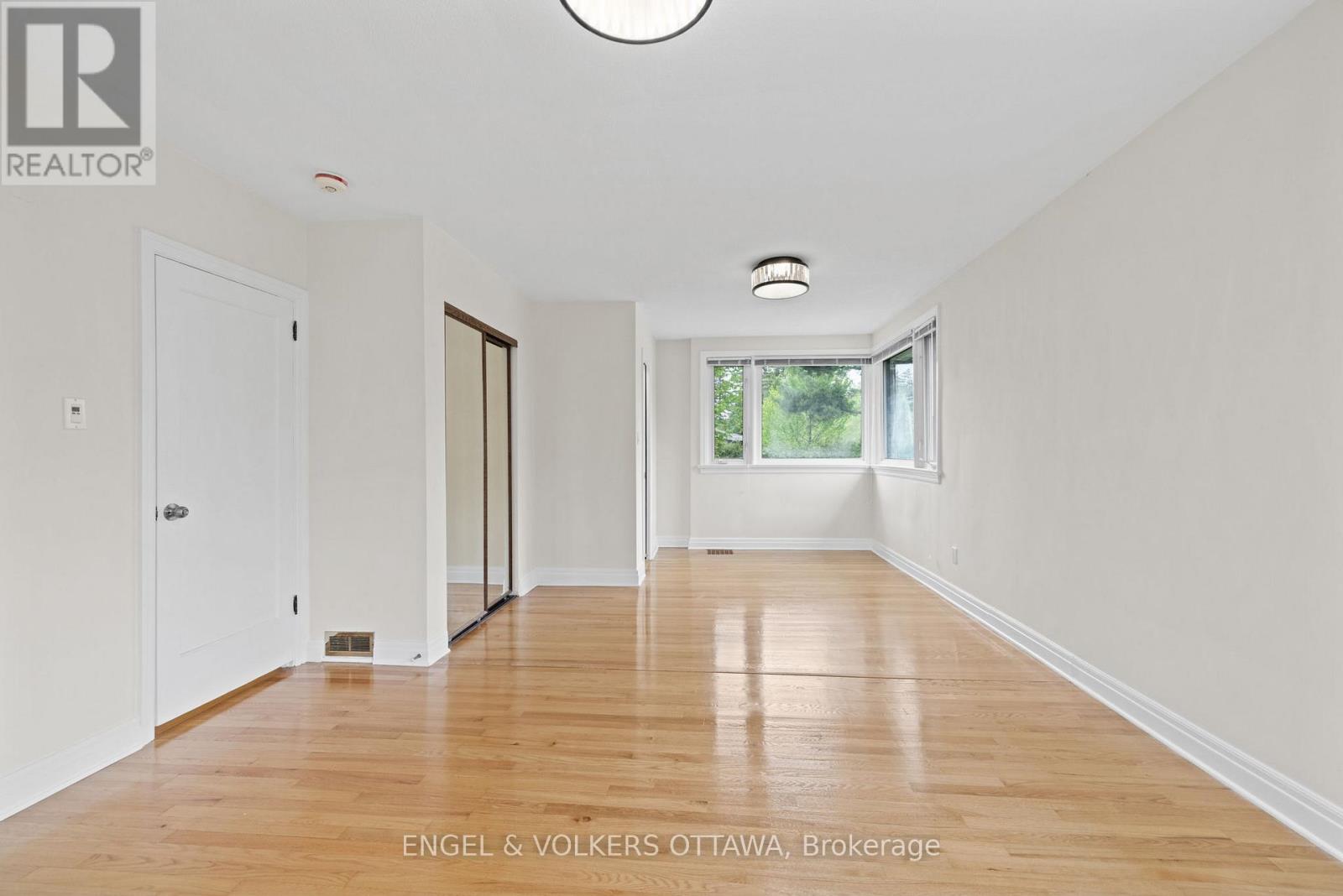 1960 Alta Vista Drive, Ottawa, Ontario  K1H 7K8 - Photo 12 - X12375392