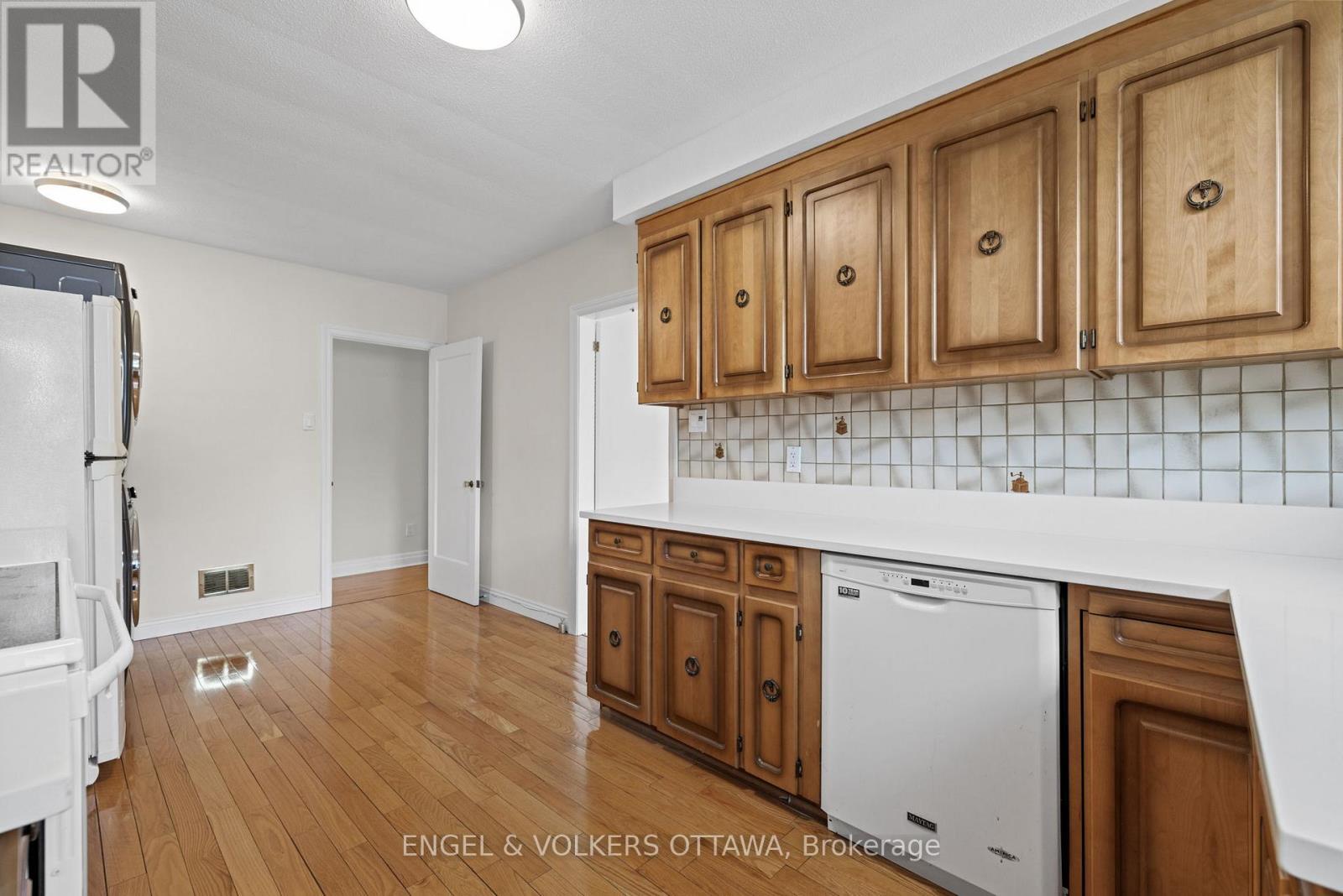 1960 Alta Vista Drive, Ottawa, Ontario  K1H 7K8 - Photo 11 - X12375392