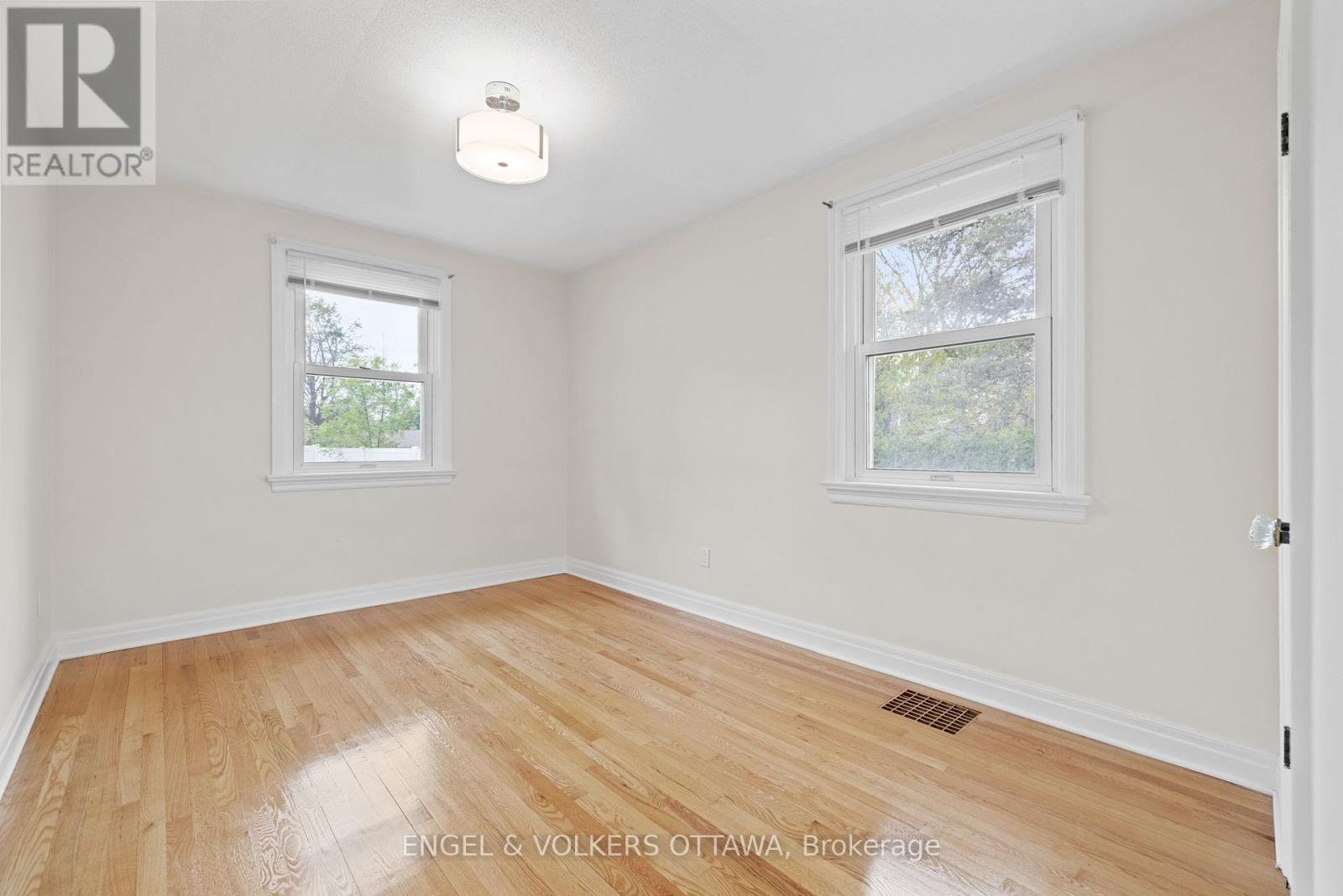 1960 Alta Vista Drive, Ottawa, Ontario  K1H 7K8 - Photo 17 - X12375392