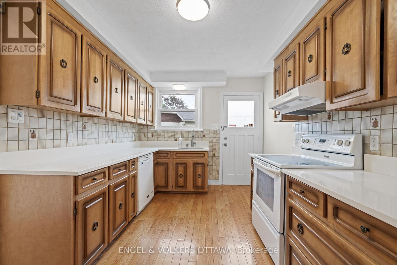 1960 Alta Vista Drive, Ottawa, Ontario  K1H 7K8 - Photo 10 - X12375392