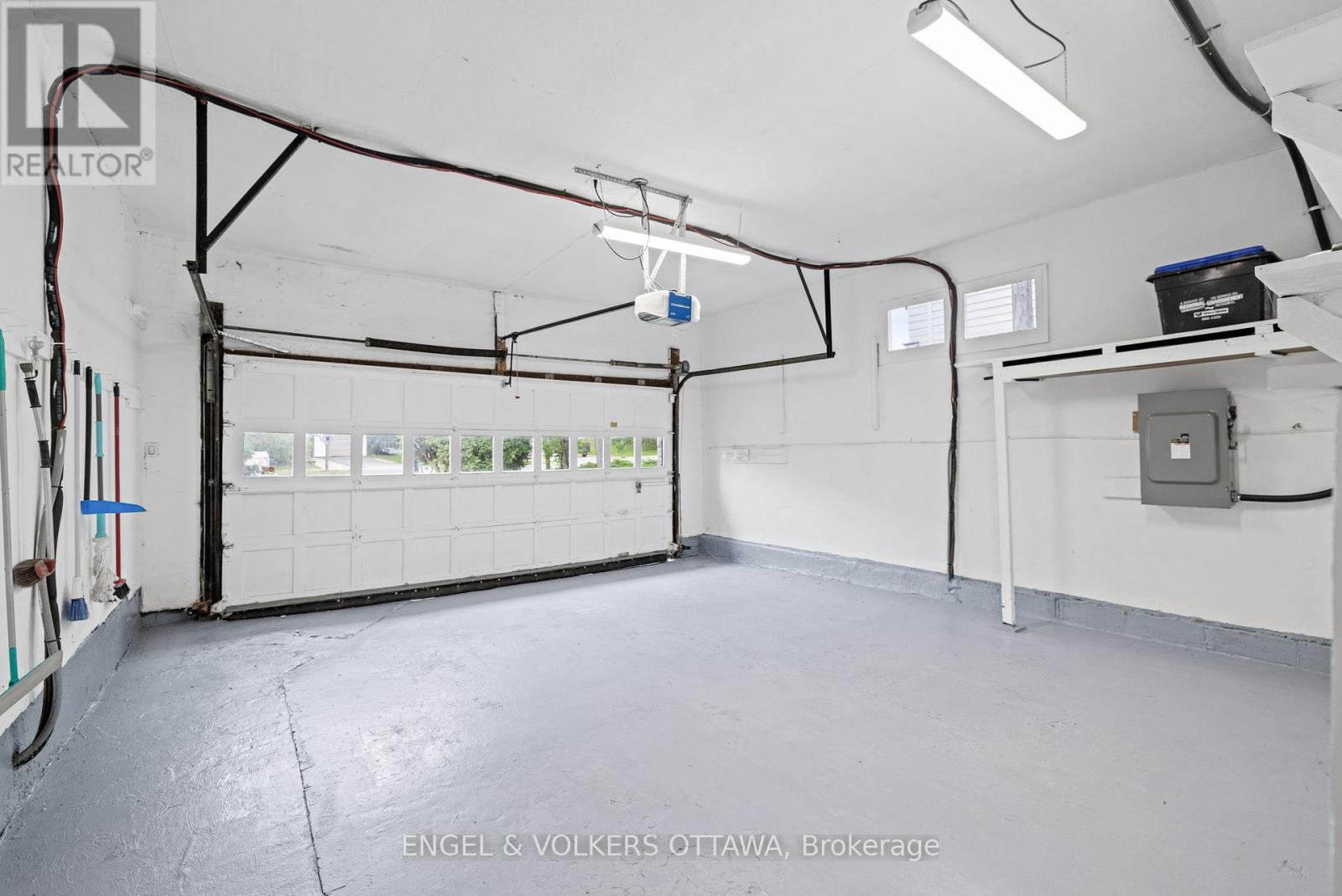 1960 Alta Vista Drive, Ottawa, Ontario  K1H 7K8 - Photo 29 - X12375392