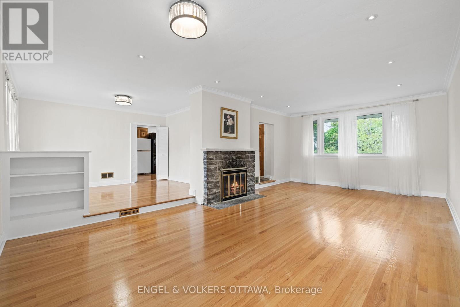 1960 Alta Vista Drive, Ottawa, Ontario  K1H 7K8 - Photo 3 - X12375392
