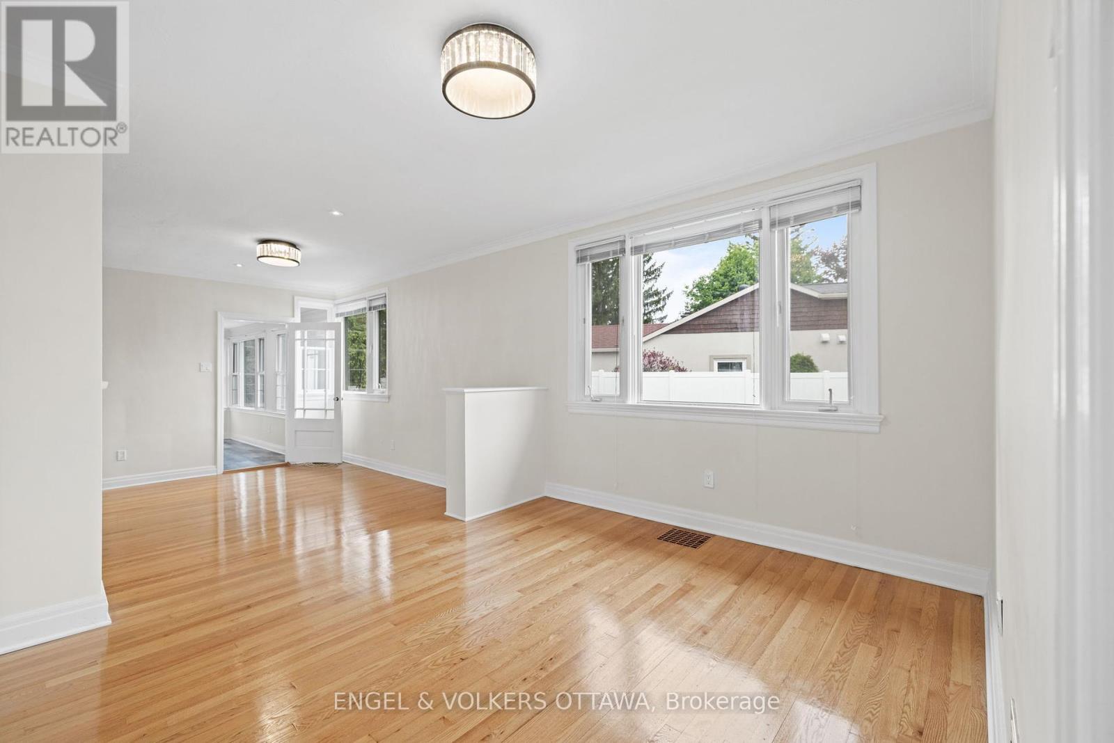 1960 Alta Vista Drive, Ottawa, Ontario  K1H 7K8 - Photo 8 - X12375392