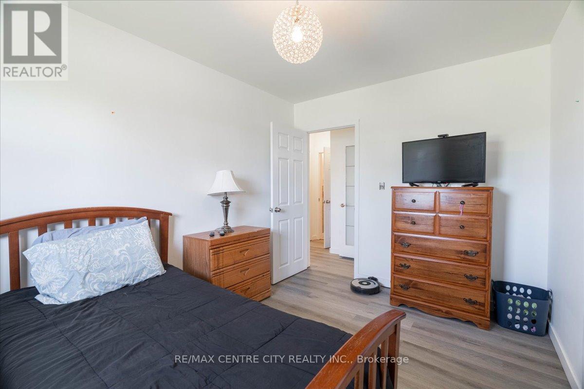 2875 Cuddy Drive, Adelaide Metcalfe, Ontario  N7G 3H6 - Photo 18 - X12399911
