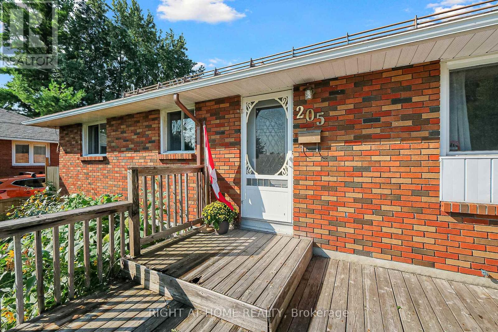 205 Withrow Avenue, Ottawa, Ontario  K2G 2J8 - Photo 2 - X12399973