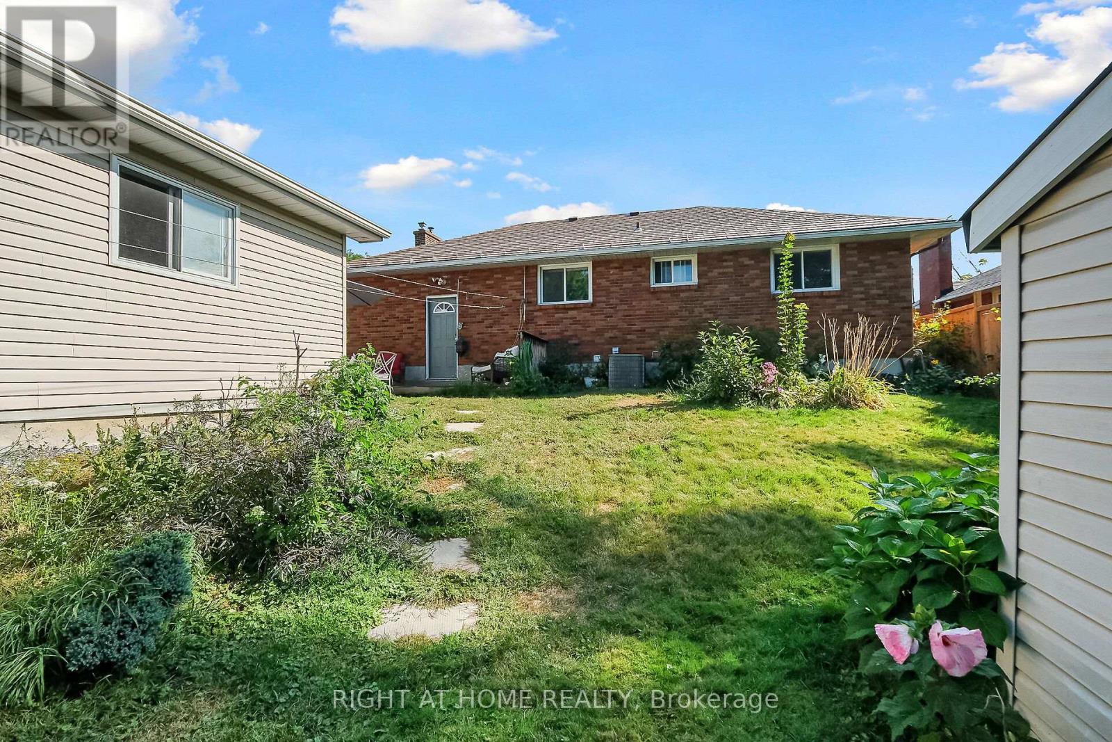 205 Withrow Avenue, Ottawa, Ontario  K2G 2J8 - Photo 3 - X12399973