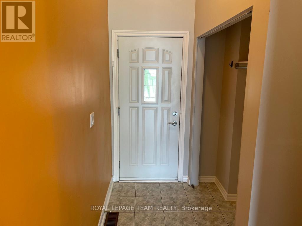 1903 Hampstead Place, Ottawa, Ontario  K1V 1B3 - Photo 3 - X12399995