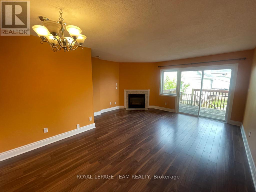 1903 Hampstead Place, Ottawa, Ontario  K1V 1B3 - Photo 4 - X12399995