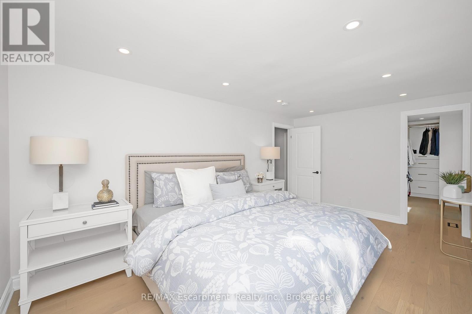 350 East Side Crescent, Burlington (Brant), Ontario  L7R 3G9 - Photo 17 - W12400070