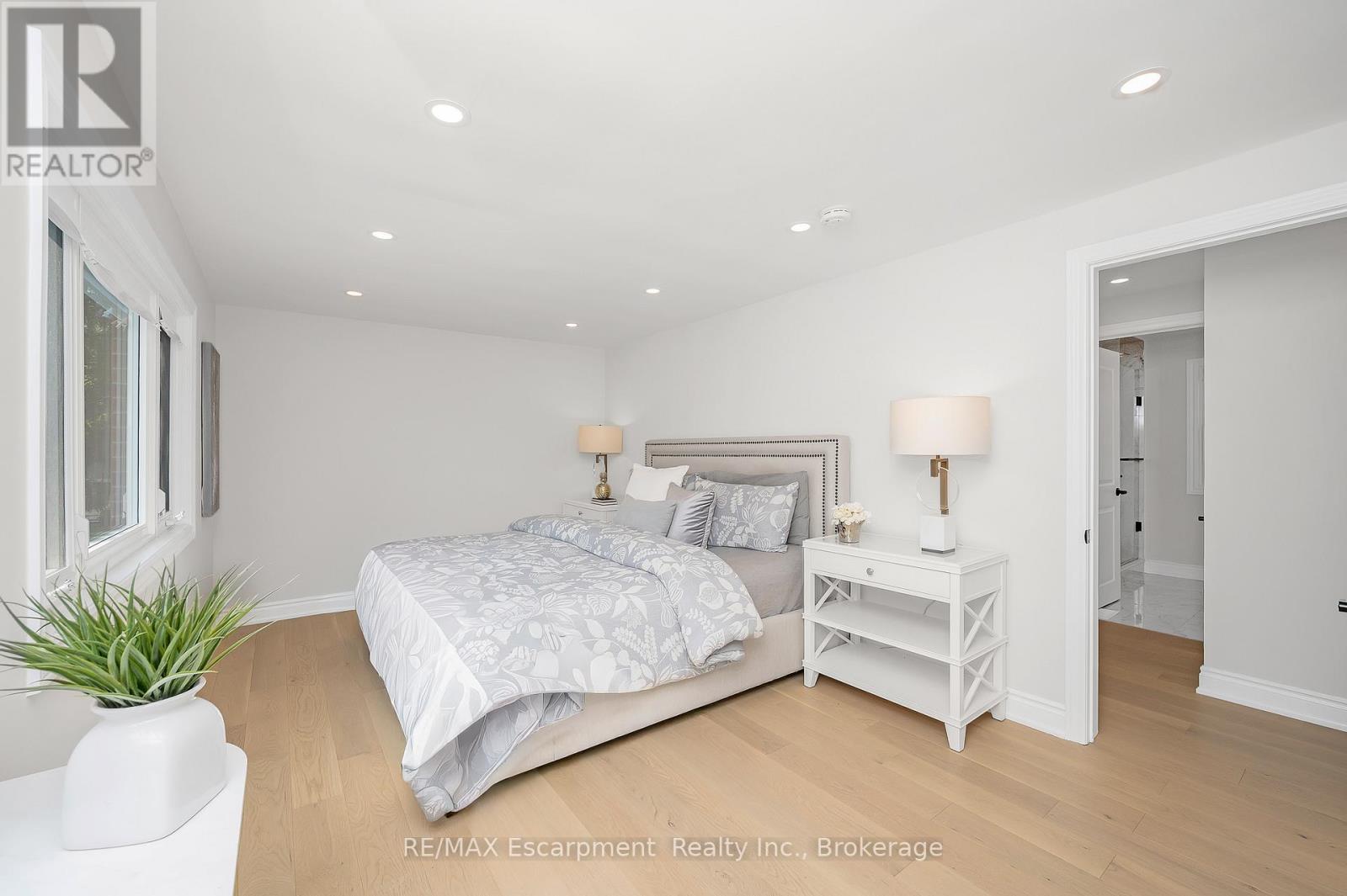 350 East Side Crescent, Burlington (Brant), Ontario  L7R 3G9 - Photo 18 - W12400070