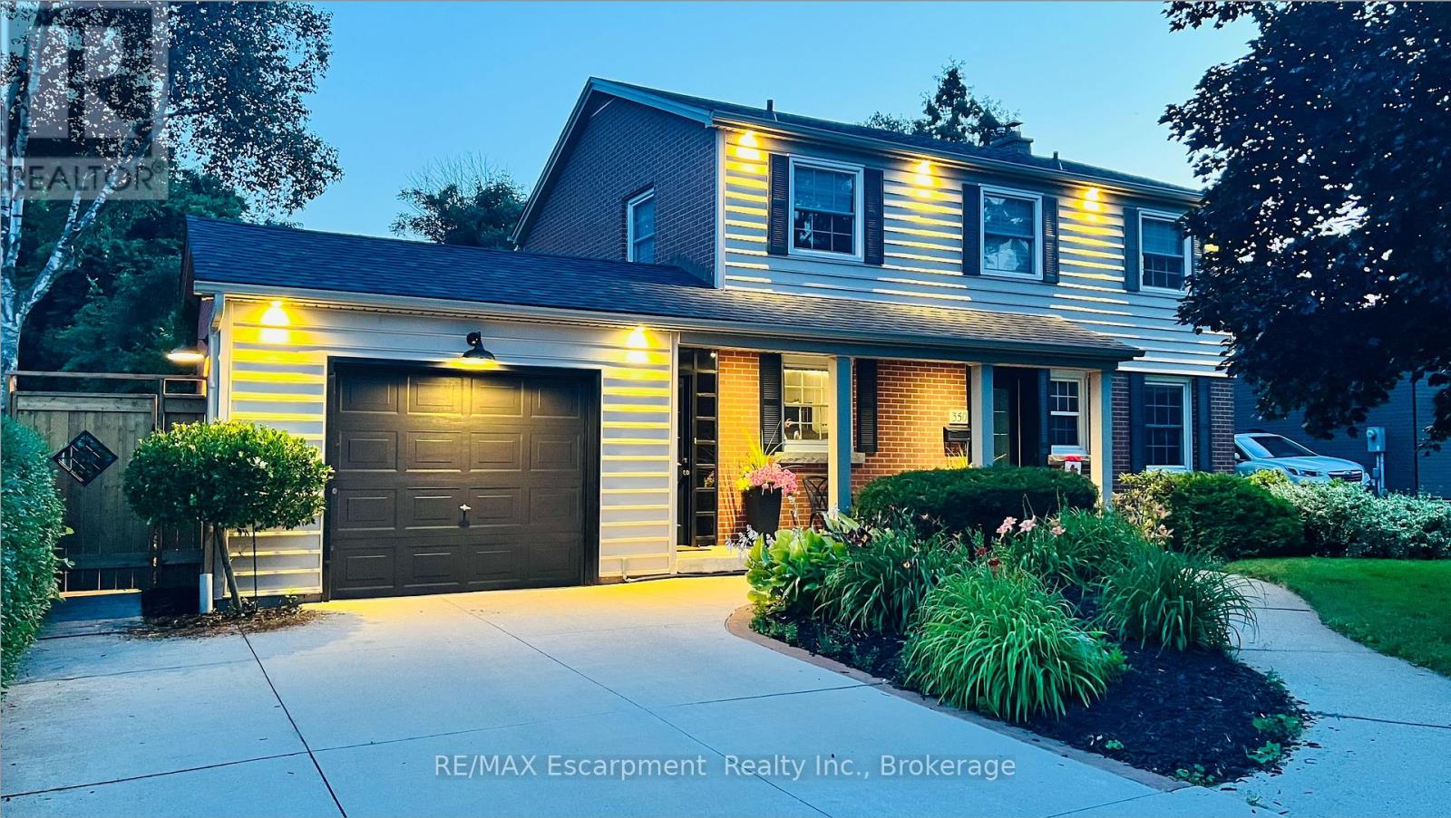 350 East Side Crescent, Burlington (Brant), Ontario  L7R 3G9 - Photo 2 - W12400070