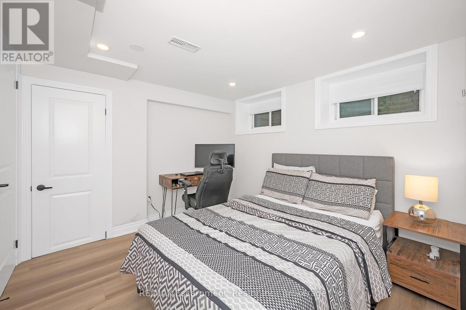 350 East Side Crescent, Burlington (Brant), Ontario  L7R 3G9 - Photo 28 - W12400070