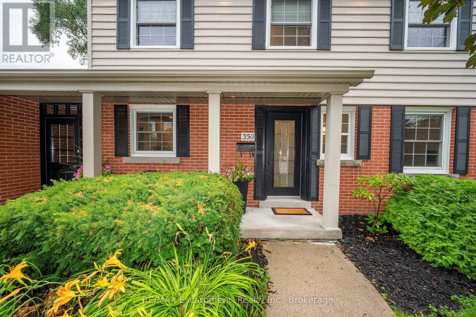 350 East Side Crescent, Burlington (Brant), Ontario  L7R 3G9 - Photo 4 - W12400070