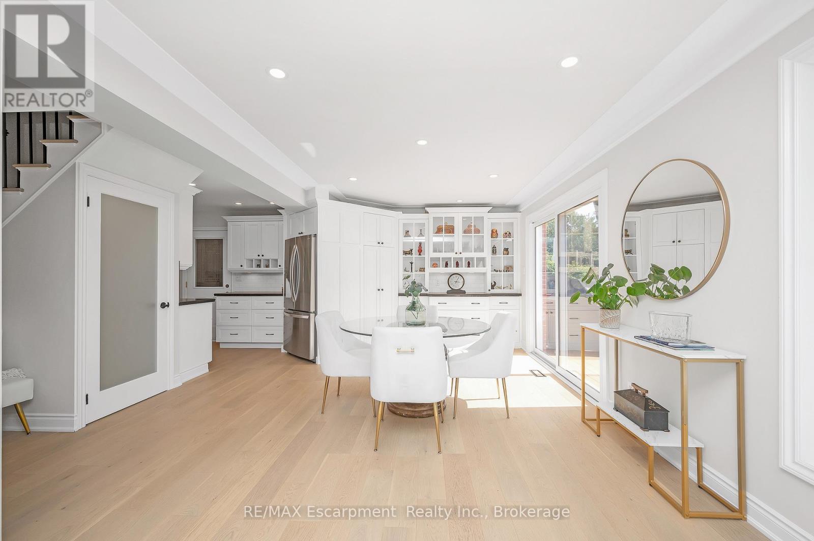 350 East Side Crescent, Burlington (Brant), Ontario  L7R 3G9 - Photo 7 - W12400070
