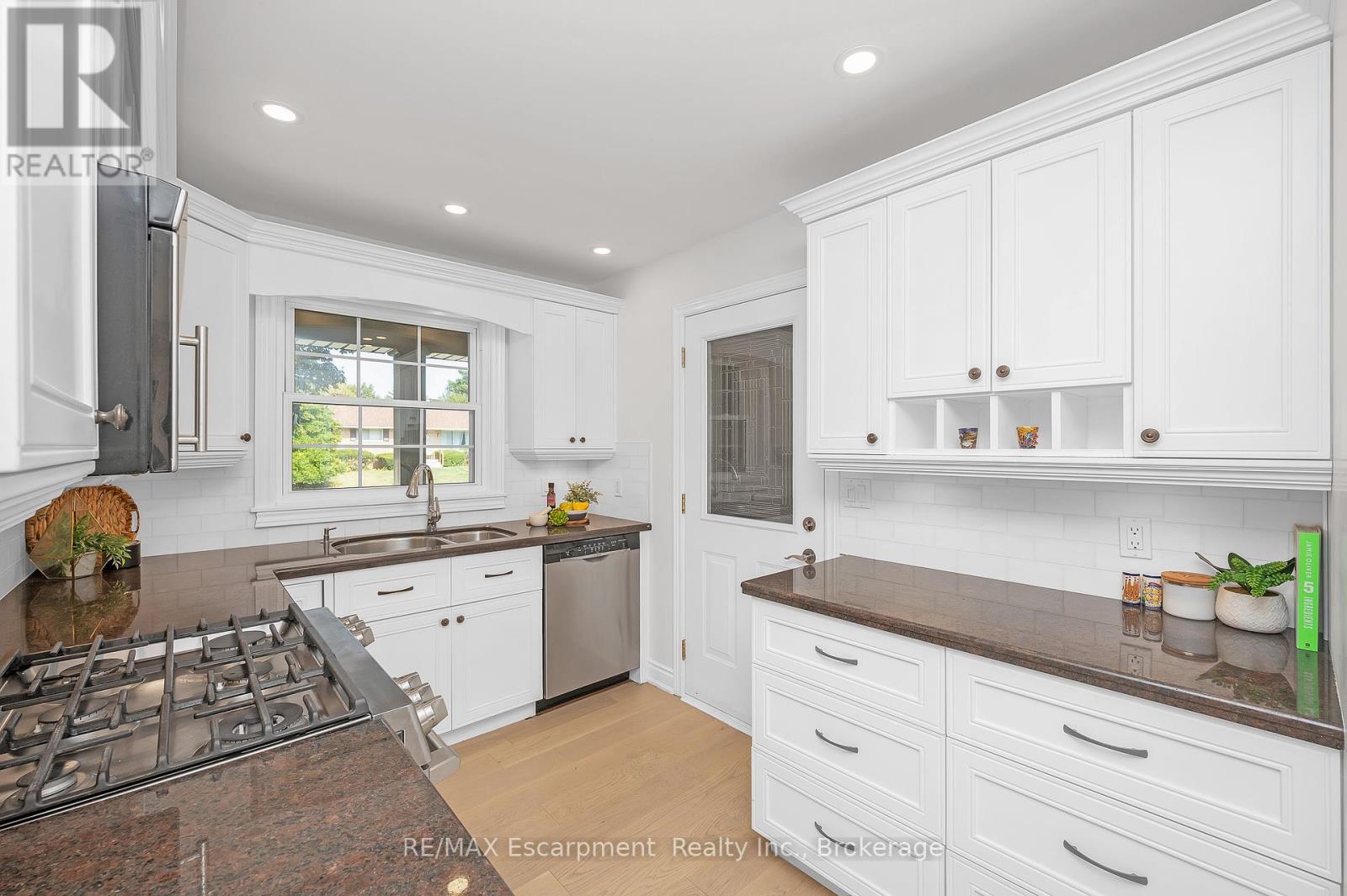 350 East Side Crescent, Burlington (Brant), Ontario  L7R 3G9 - Photo 8 - W12400070