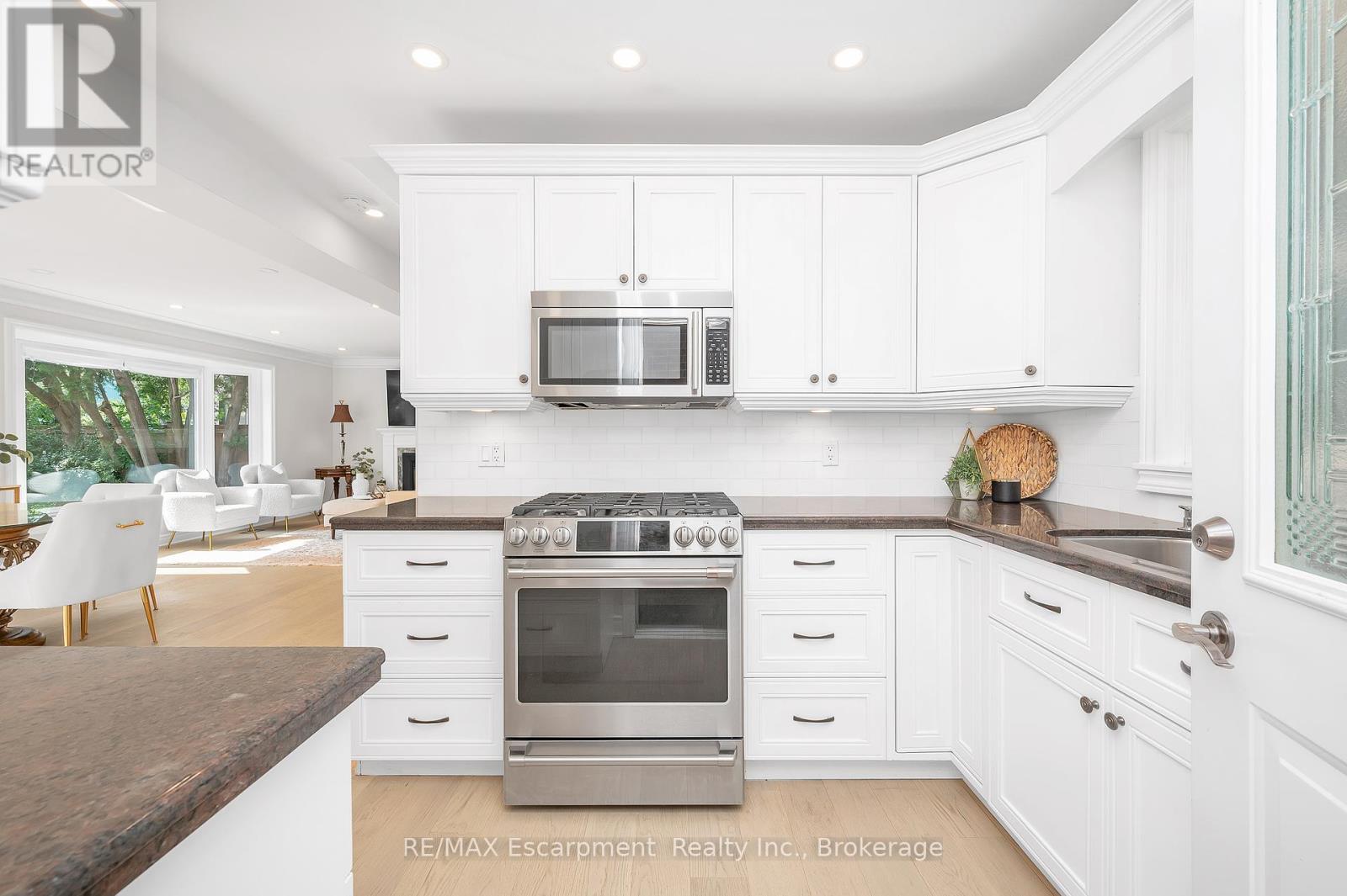 350 East Side Crescent, Burlington (Brant), Ontario  L7R 3G9 - Photo 9 - W12400070