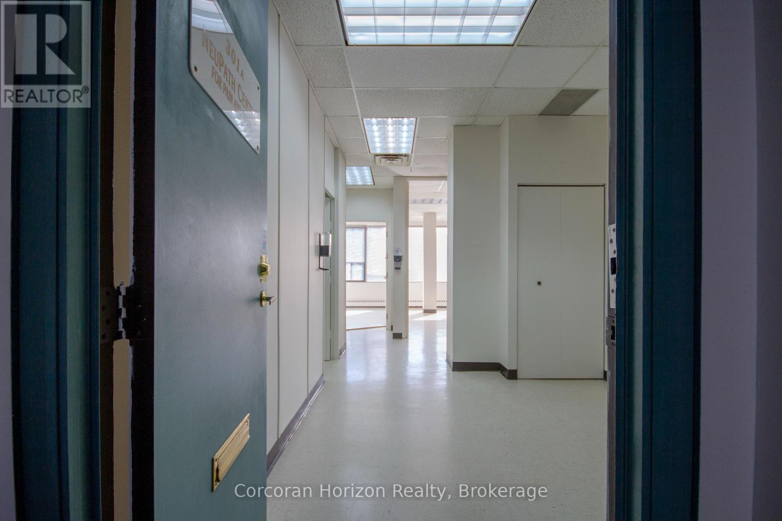 301a - 200 James Street S, Hamilton (Durand), Ontario  L8P 1Y6 - Photo 10 - X12399982