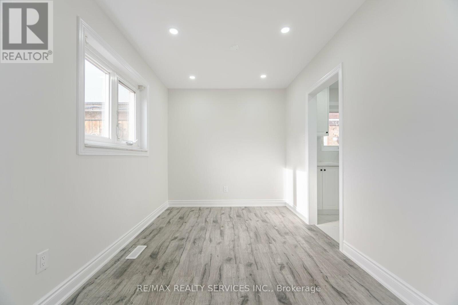 41 Town House Crescent, Brampton, Ontario  L6W 3G3 - Photo 9 - W12399293