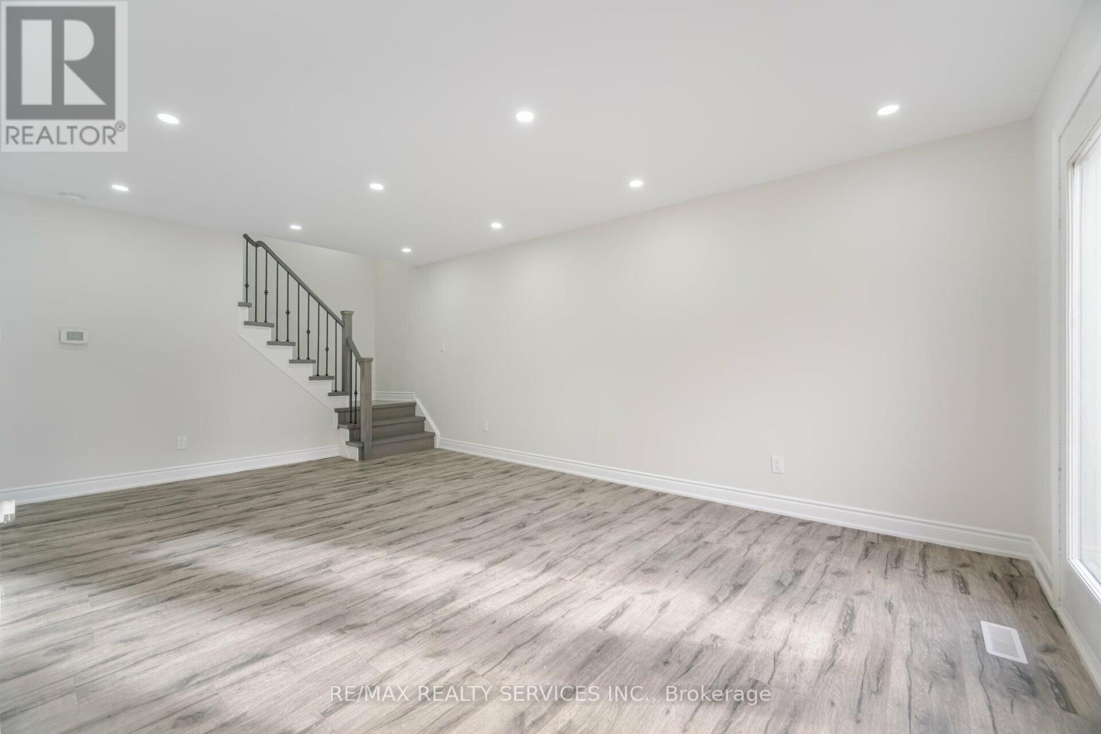 41 Town House Crescent, Brampton, Ontario  L6W 3G3 - Photo 7 - W12399293