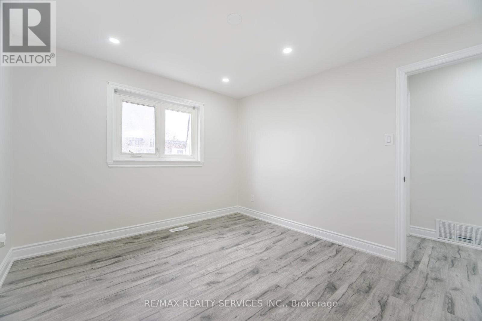 41 Town House Crescent, Brampton, Ontario  L6W 3G3 - Photo 19 - W12399293