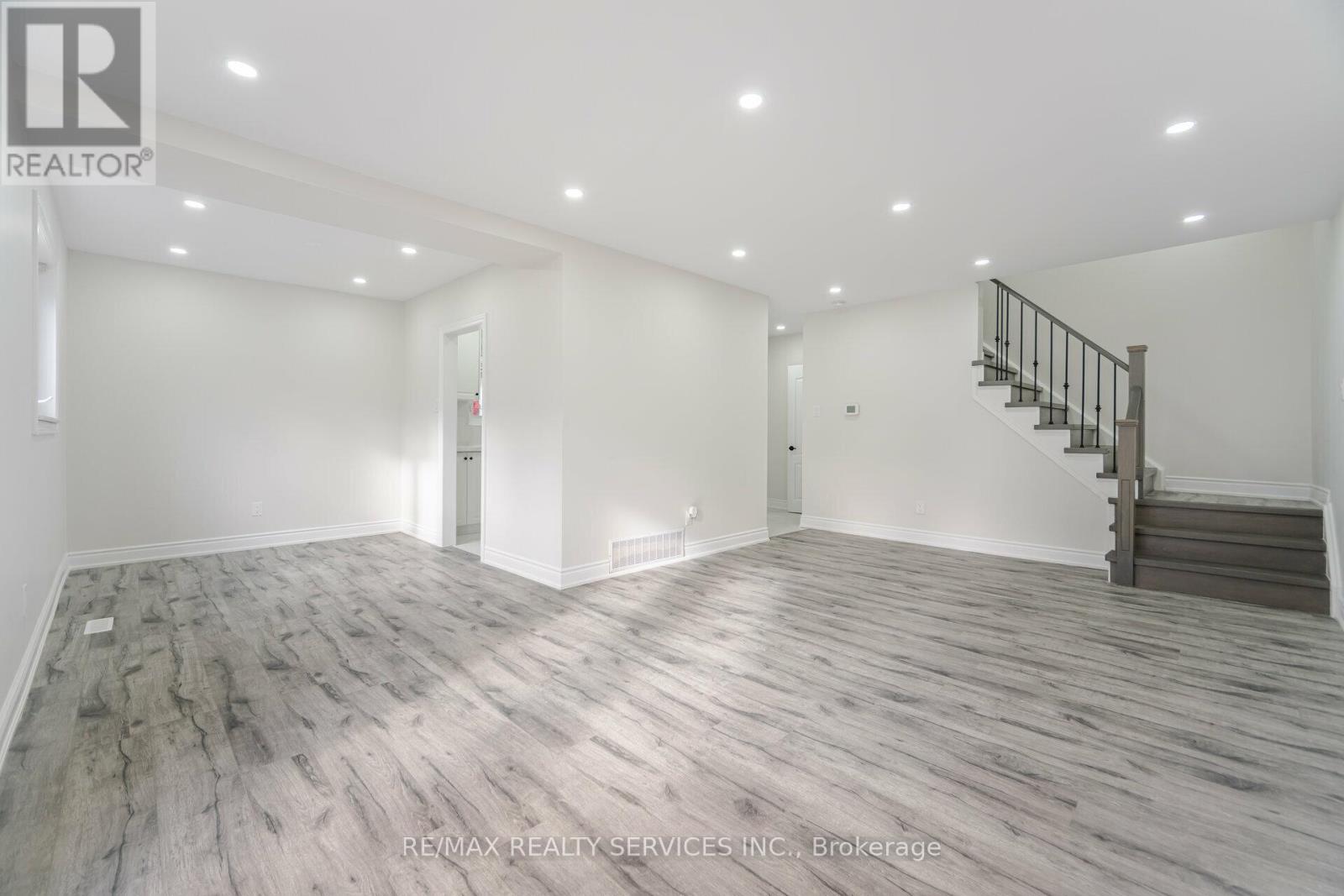 41 Town House Crescent, Brampton, Ontario  L6W 3G3 - Photo 8 - W12399293