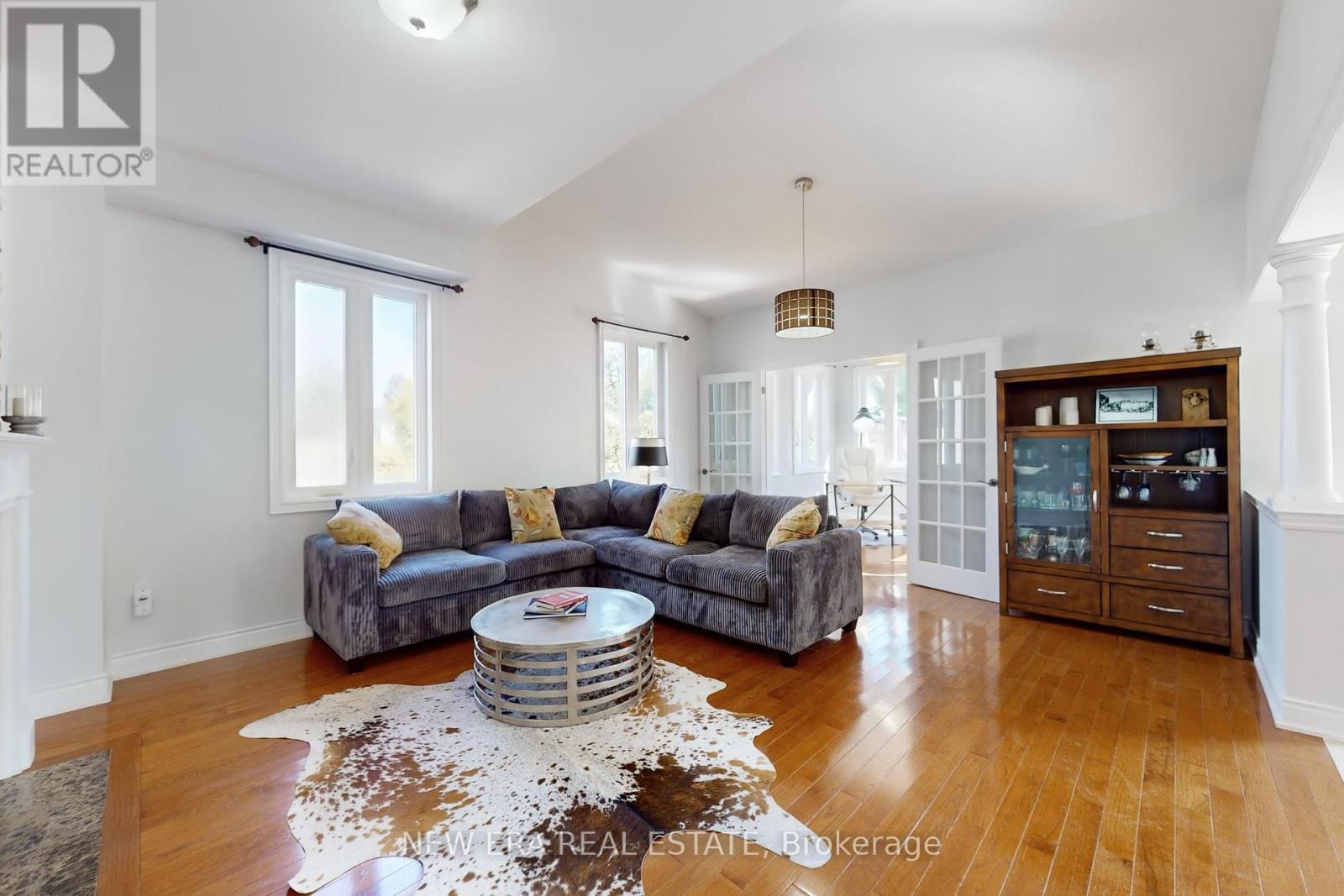 1031 Lake Drive N, Georgina, Ontario  L4P 3E9 - Photo 3 - N12399839