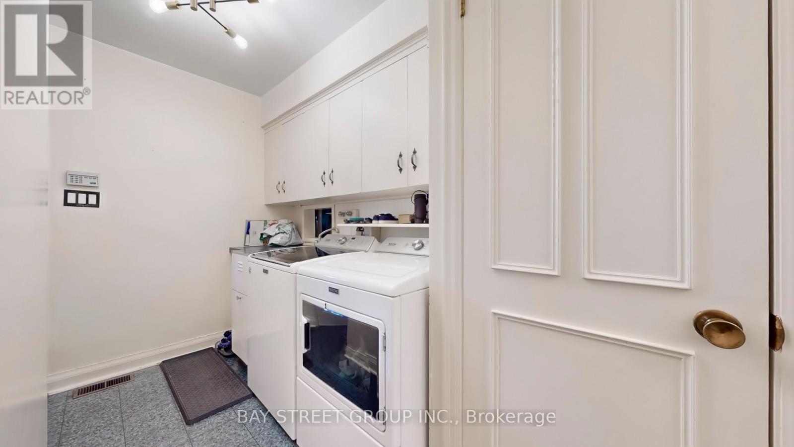 178 Breezy Pines Drive, Mississauga, Ontario  L5B 1B4 - Photo 11 - W12399871