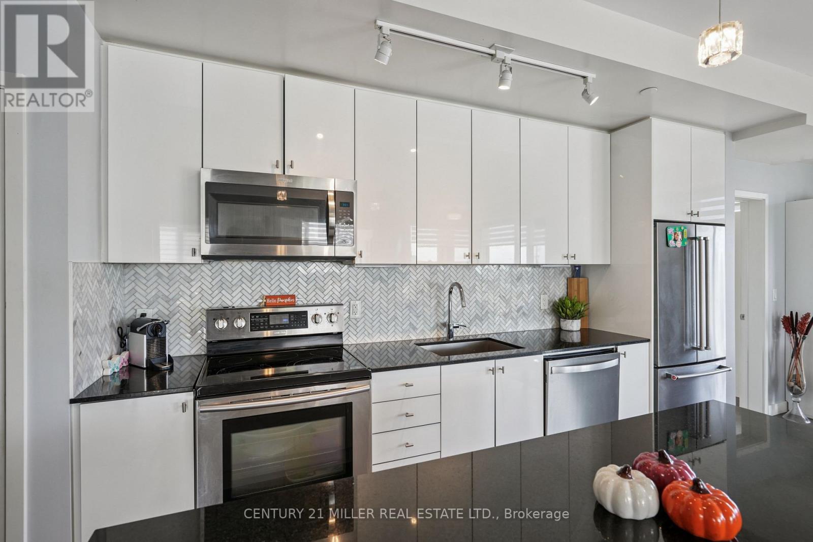 306 - 168 Sabina Drive, Oakville, Ontario  L6H 0W5 - Photo 10 - W12399875