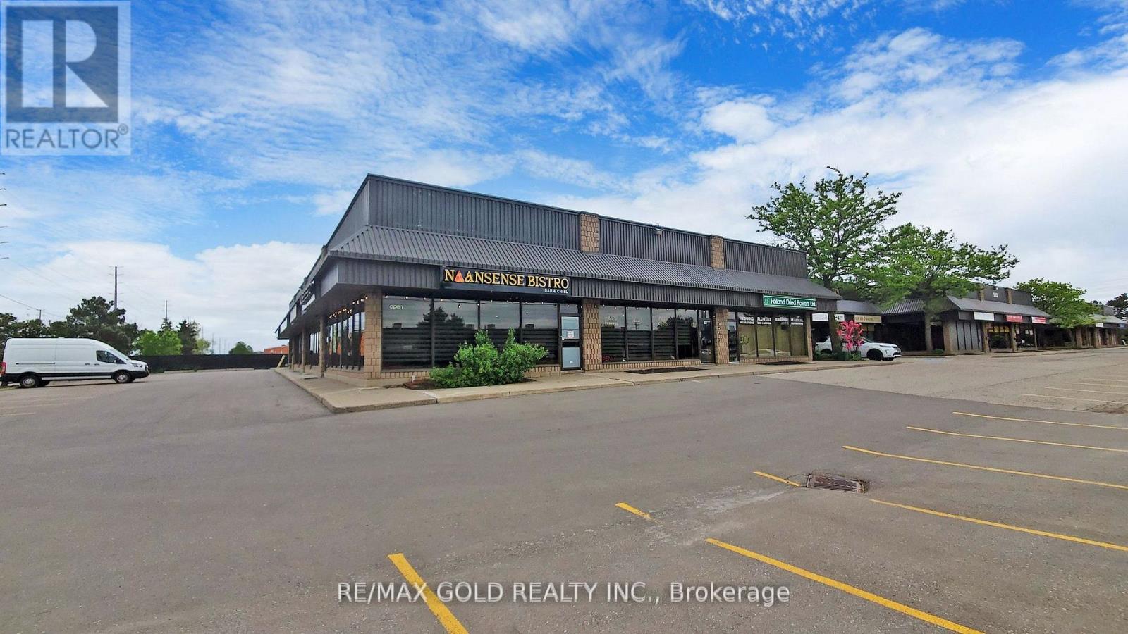 4,5 - 980 Pacific Gate, Mississauga, Ontario  L5T 1Y1 - Photo 2 - W12399896