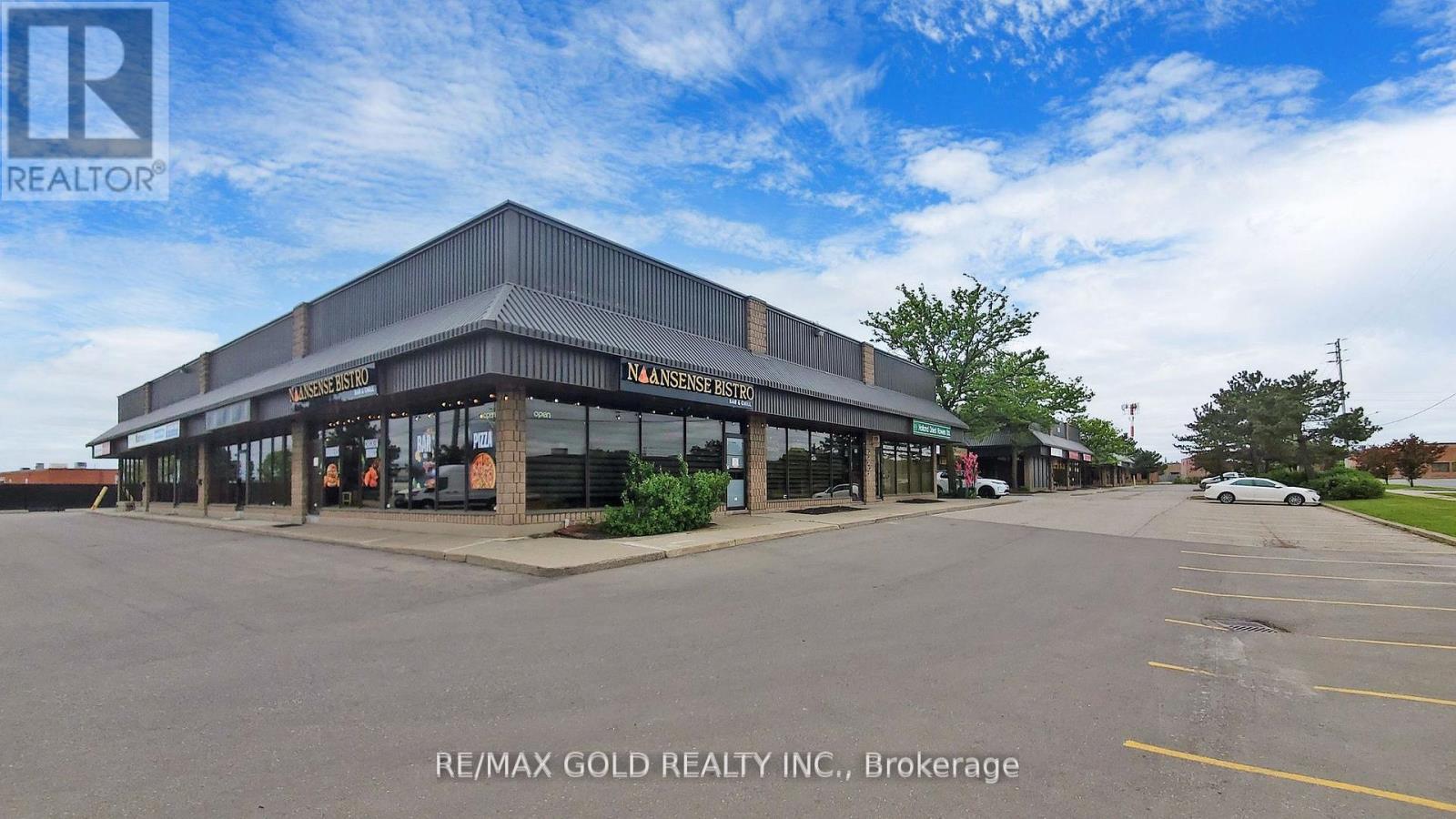 4,5 - 980 Pacific Gate, Mississauga, Ontario  L5T 1Y1 - Photo 3 - W12399896
