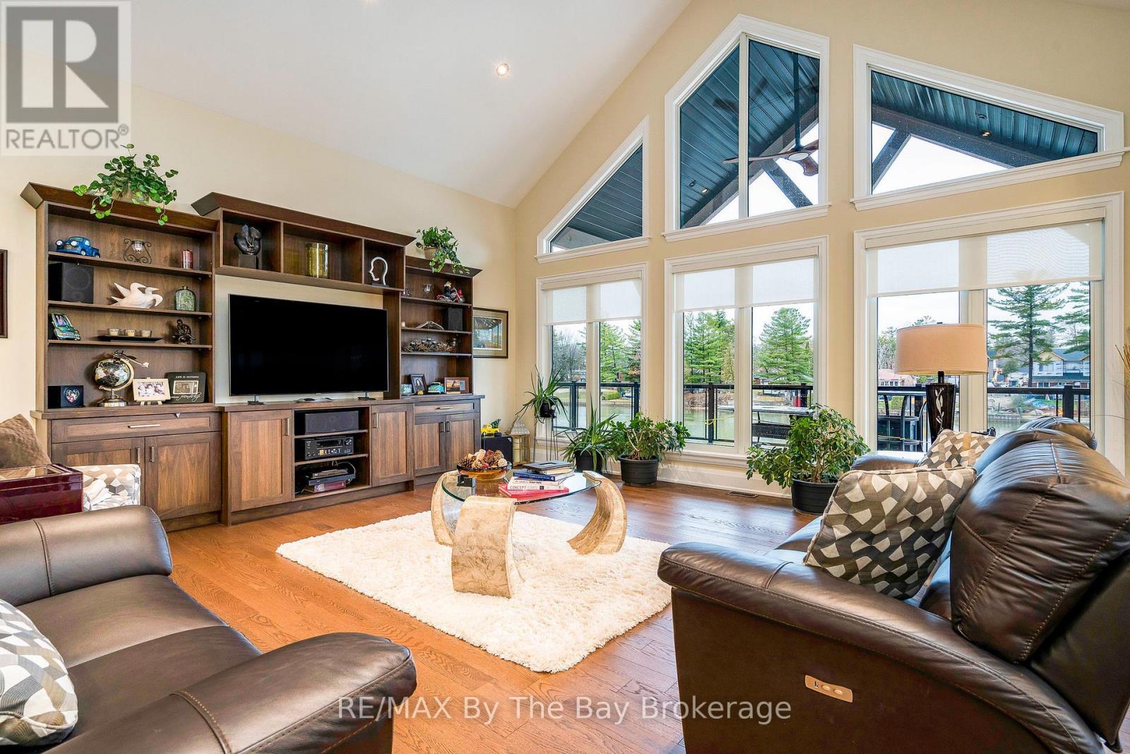 18 Edgewater Road, Wasaga Beach, Ontario  L9Z 2W3 - Photo 8 - S12400170