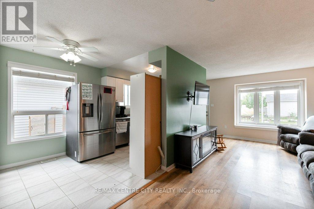 264 Simpson Crescent E, London East (East I), Ontario  N5V 5E2 - Photo 11 - X12400168