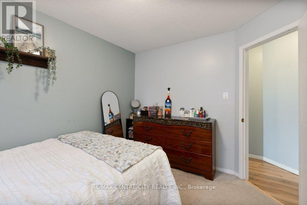 264 Simpson Crescent E, London East (East I), Ontario  N5V 5E2 - Photo 17 - X12400168
