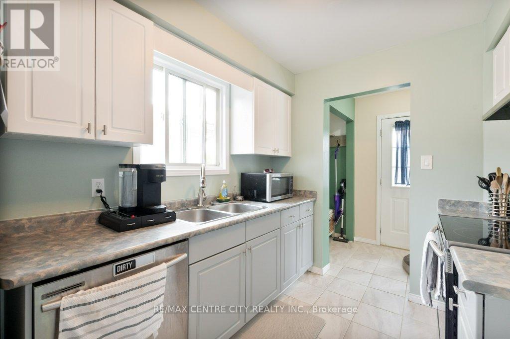 264 Simpson Crescent E, London East (East I), Ontario  N5V 5E2 - Photo 6 - X12400168