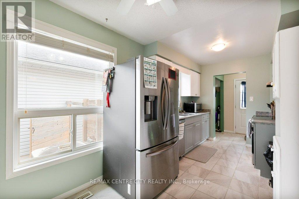 264 Simpson Crescent E, London East (East I), Ontario  N5V 5E2 - Photo 7 - X12400168