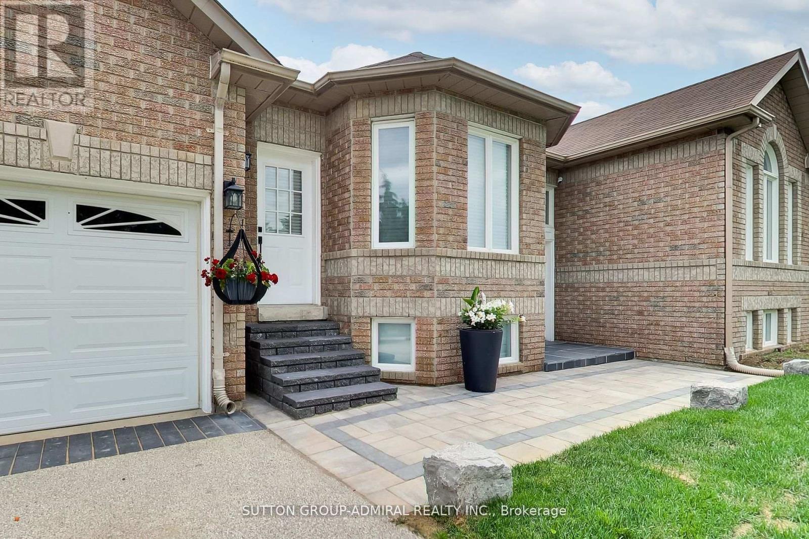11 Club Court, Wasaga Beach, Ontario  L9Z 1J8 - Photo 4 - S12400047