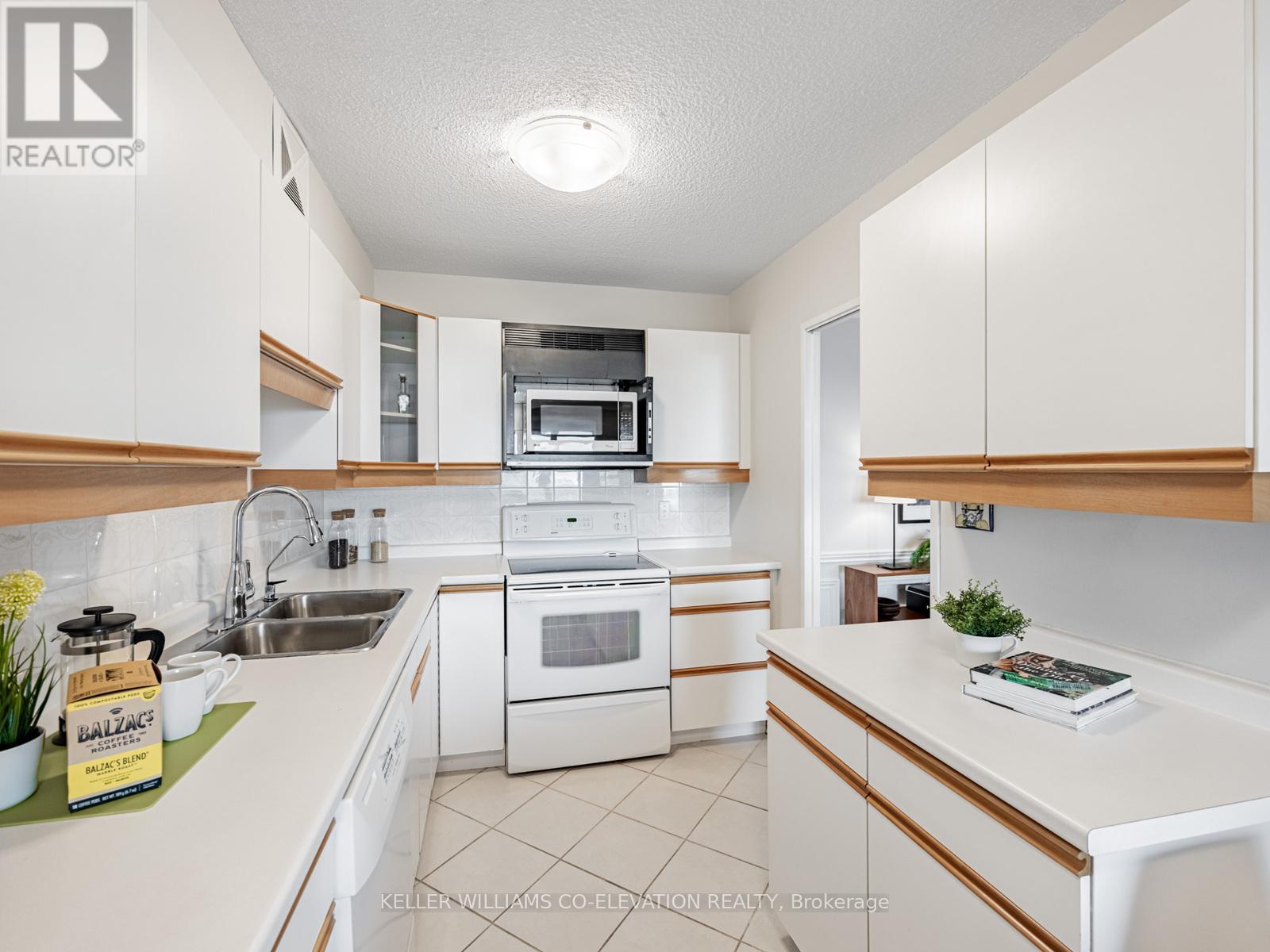 2009 - 250 Scarlett Road, Toronto (Rockcliffe-Smythe), Ontario  M6N 4X5 - Photo 19 - W12400006