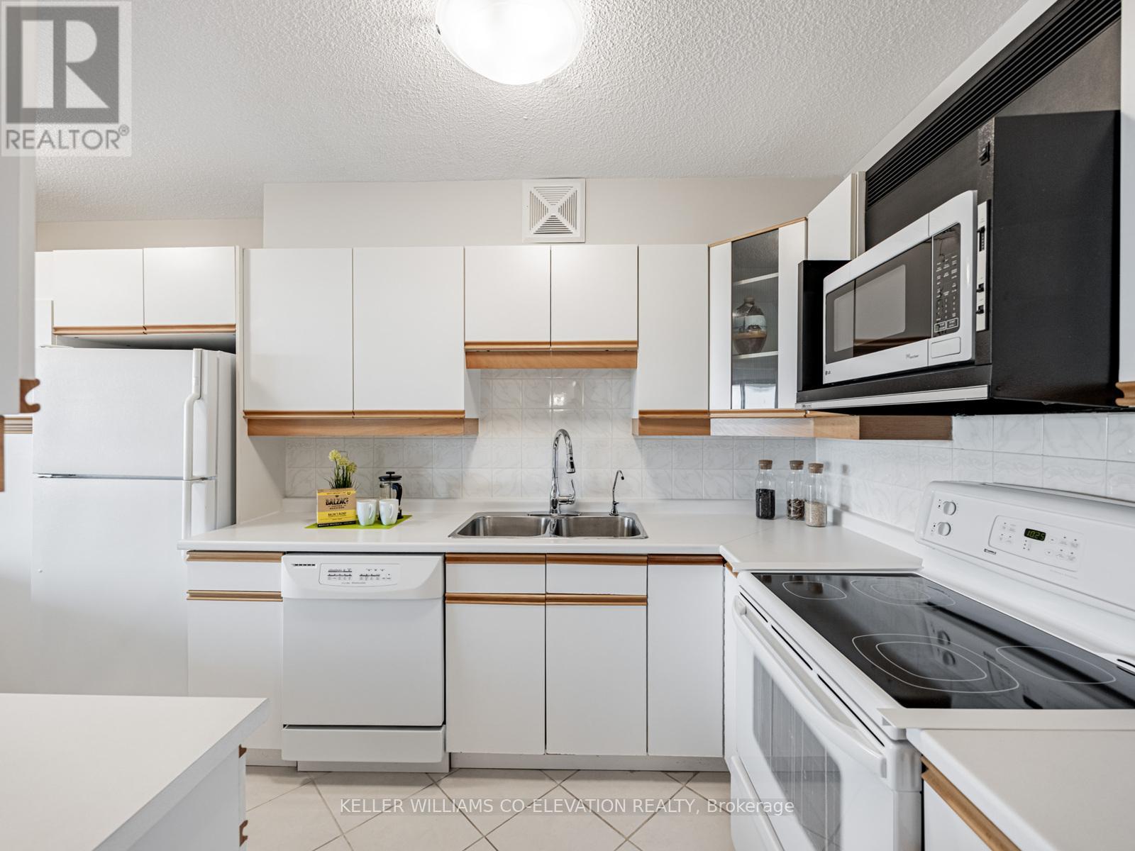 2009 - 250 Scarlett Road, Toronto (Rockcliffe-Smythe), Ontario  M6N 4X5 - Photo 20 - W12400006