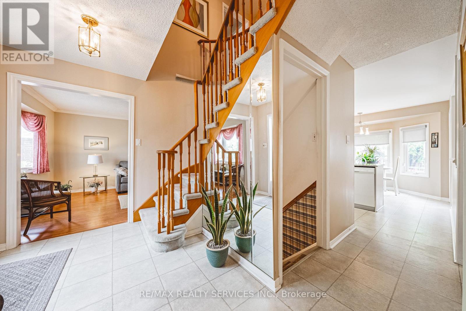 17 Cox Crescent, Brampton (Northwood Park), Ontario  L6X 3G8 - Photo 10 - W12400023