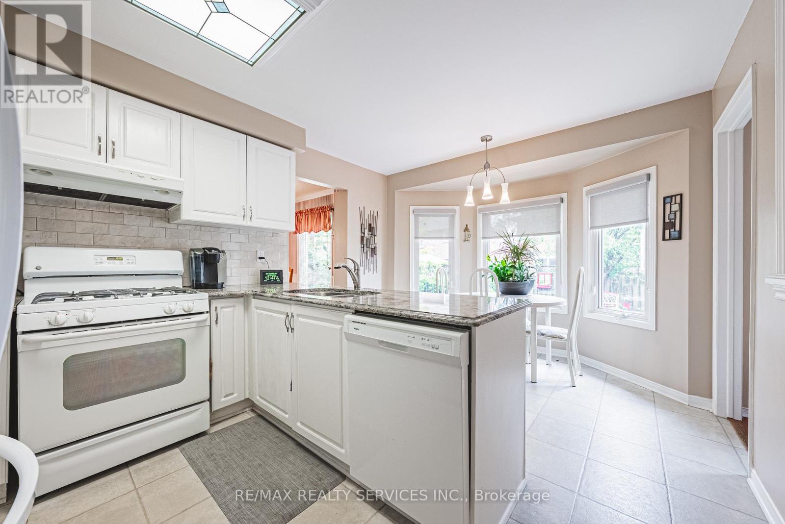 17 Cox Crescent, Brampton (Northwood Park), Ontario  L6X 3G8 - Photo 12 - W12400023