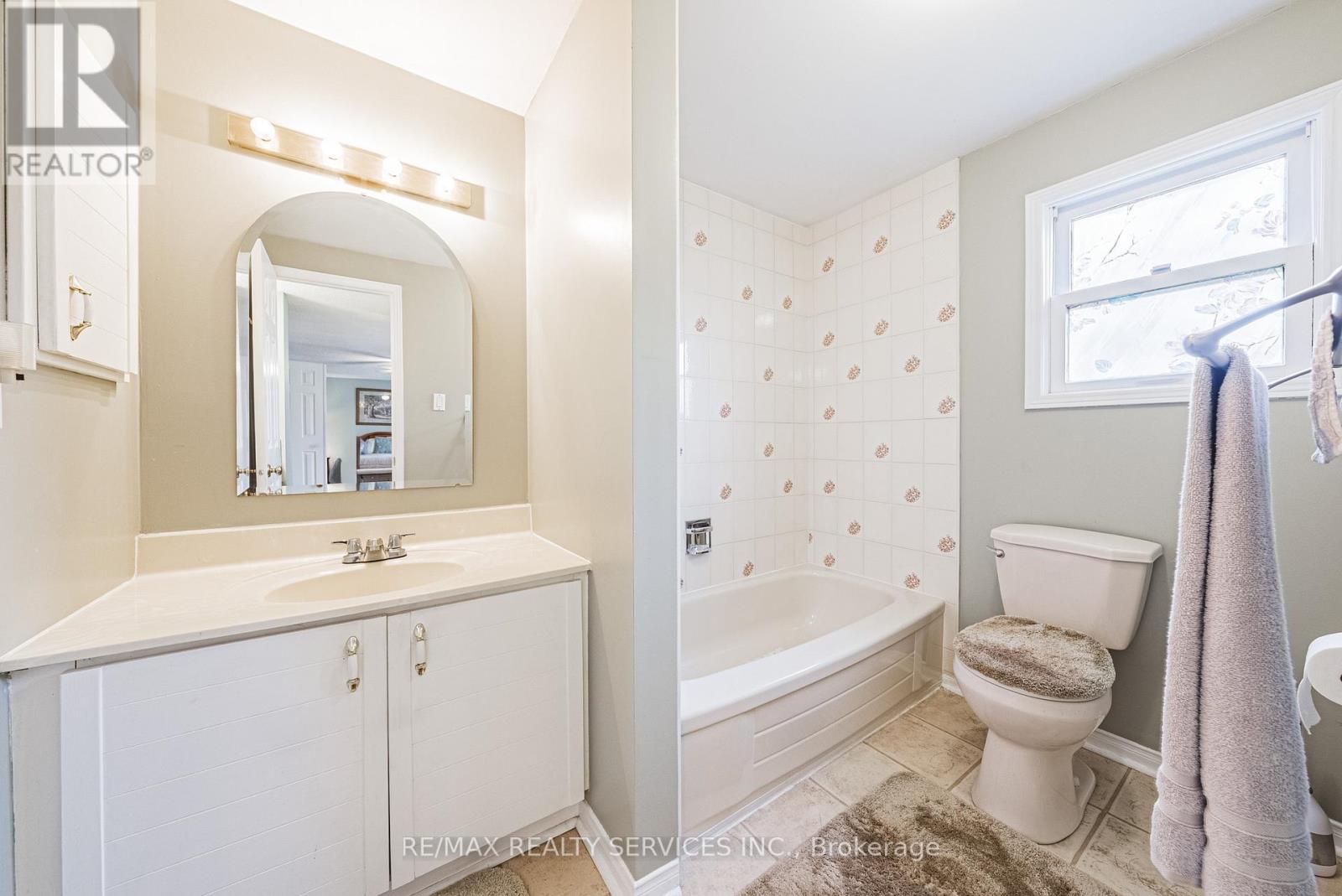17 Cox Crescent, Brampton (Northwood Park), Ontario  L6X 3G8 - Photo 20 - W12400023