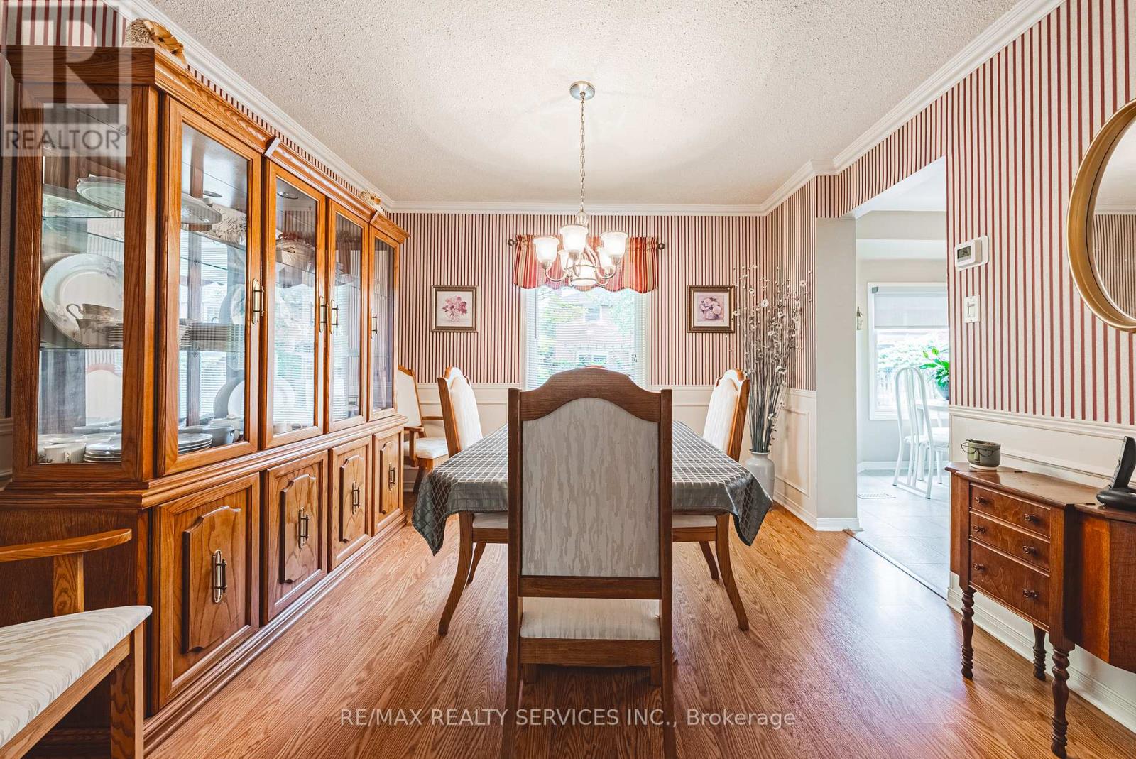17 Cox Crescent, Brampton (Northwood Park), Ontario  L6X 3G8 - Photo 7 - W12400023