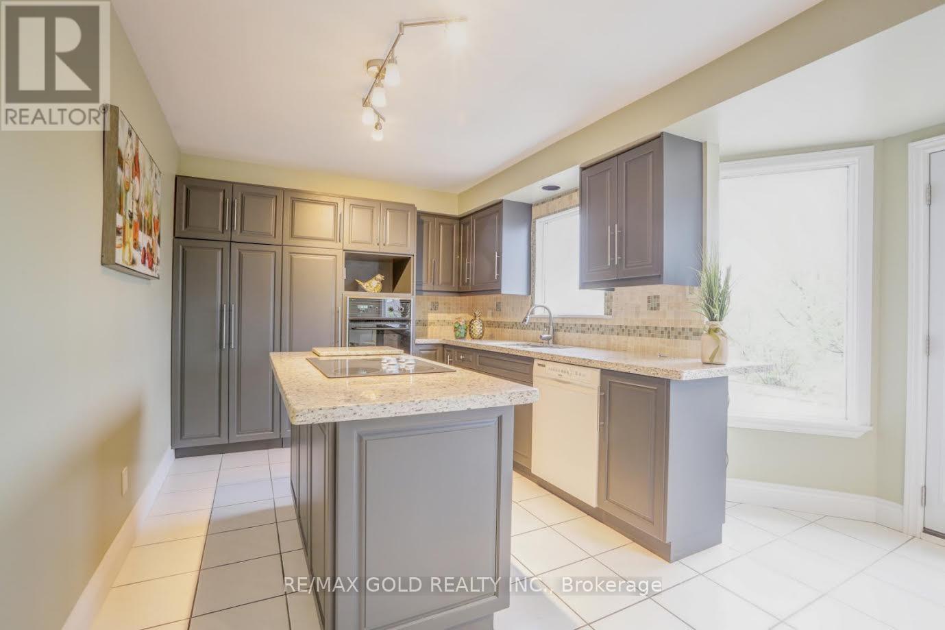 24 Nobel Place, Brampton, Ontario  L6S 4X5 - Photo 11 - W12400063
