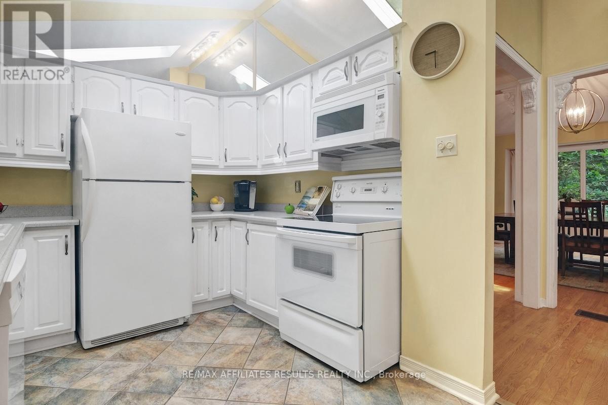 2 Wedgewood Crescent, Ottawa, Ontario  K1B 4B4 - Photo 18 - X12400275