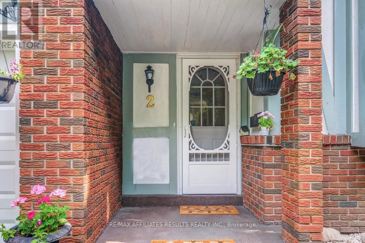 2 Wedgewood Crescent, Ottawa, Ontario  K1B 4B4 - Photo 2 - X12400275